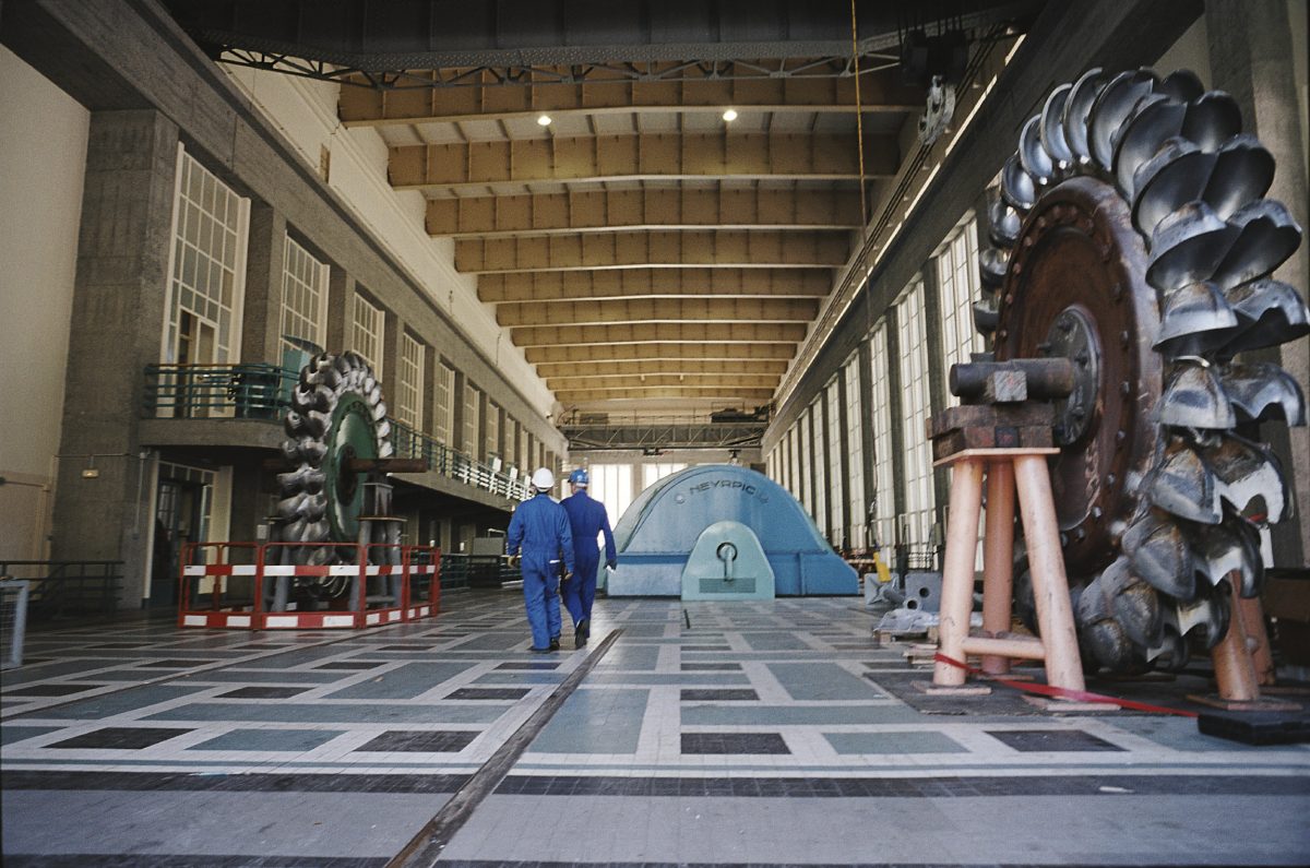 EDF, centrale hydraulique de Pragnères. Intérieur de la centrale, salle des machines