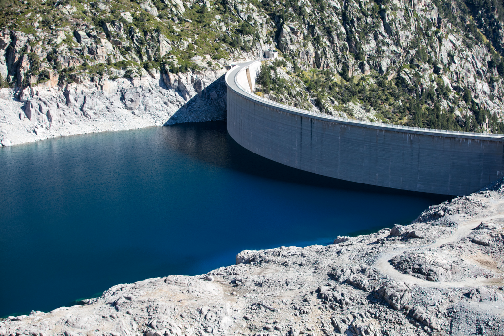EDF, centrale de Pragnères. Vue du barrage et de la retenue d'eau