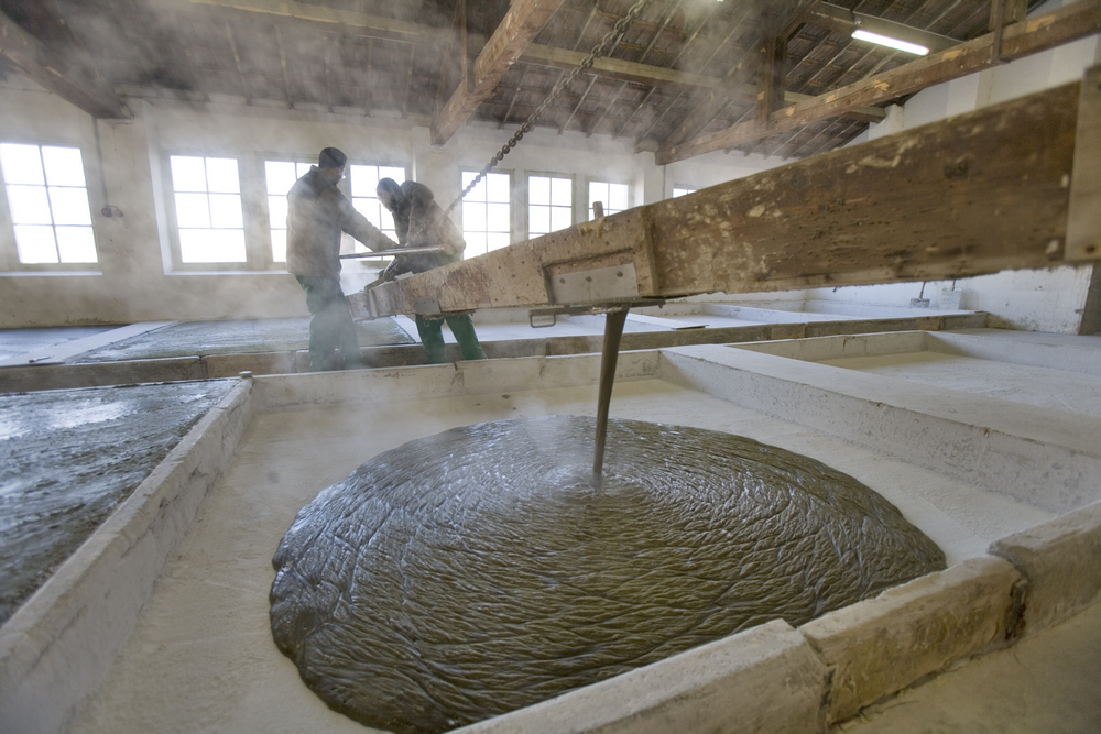 Savonnerie Marius Fabre. Fabrication traditionnelle du savon de Marseille, coulée de savon dans les bacs©G.Martin-Raget