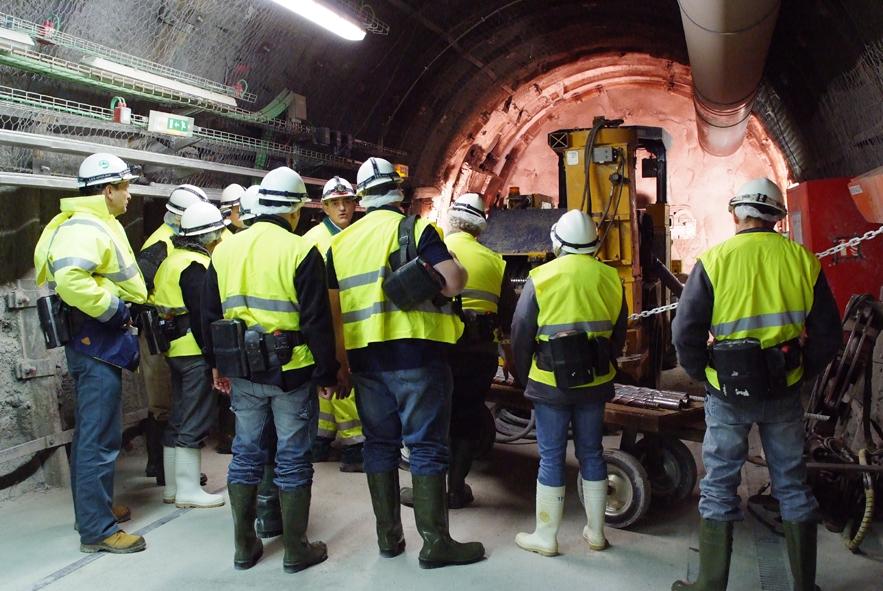 ANDRA, Centre Meuse/ Haute-Marne. Groupes de visiteurs dans une galerie en chantier