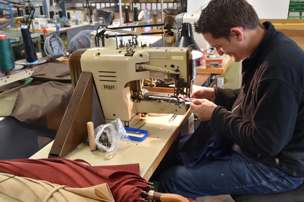 Manufacture de Parapluies de Cherbourg, travail dans l'atelier