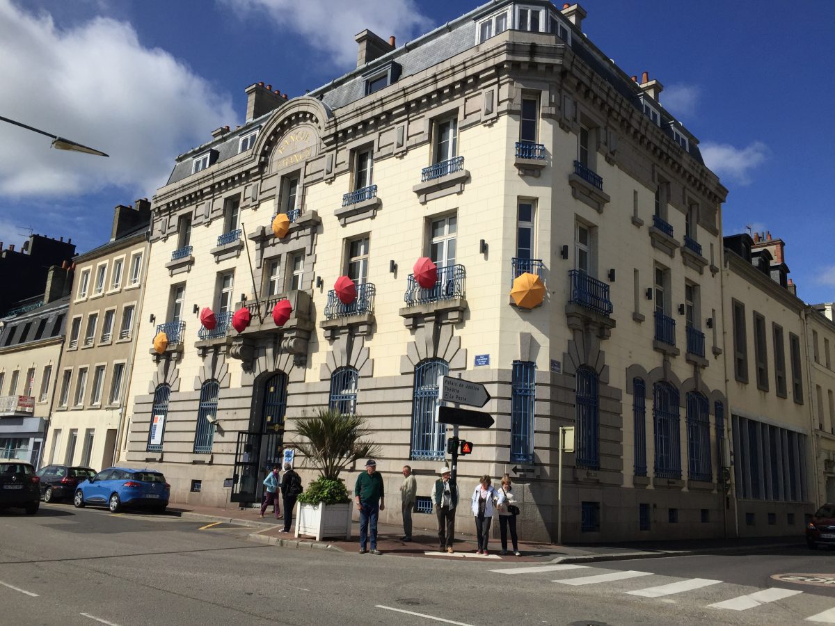 Manufacture de Parapluies de Cherbourg, vue extérieure du bâtiment, ancienne Banque de France