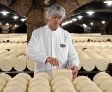 Caves de Roquefort Société, fromager vérifiant l'affinage des roqueforts
