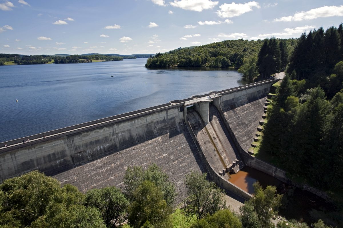 EDF, barrage hydraulique de Vassivière. Vue aérienne du barrage et de la retenue d'eau. Paysage