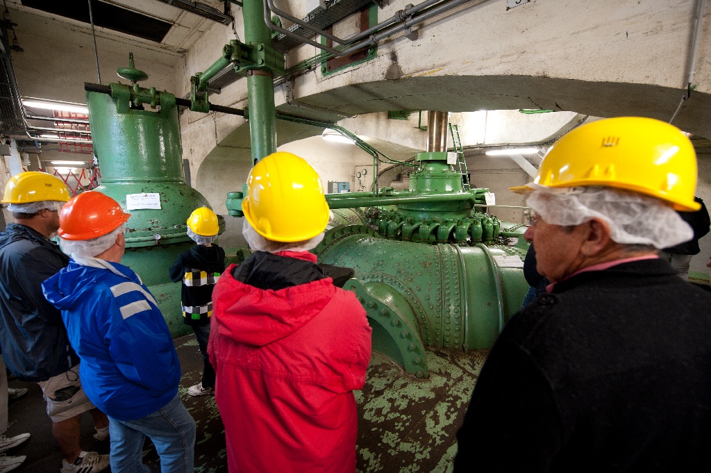 EDF, centrale d'Eguzon. Visteurs devant une turbine lors de la journée porte ouverte ©EDF - Patrice Dhumes