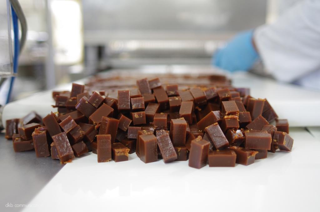 1_ Fabrication des caramels au beurre salé – Crédit photo La ferme des Cara-Meuh !