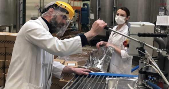 Des usines se mobilisent pour faire face à la crise sanitaire