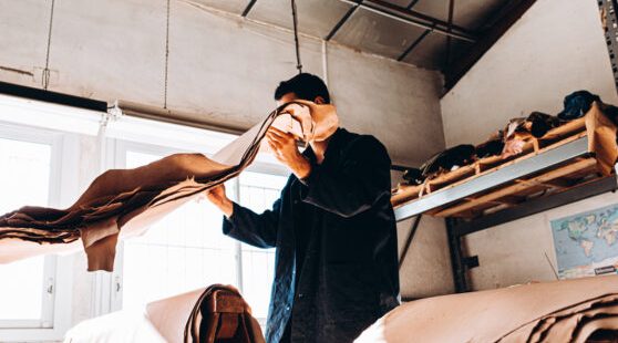 Découvrez les entreprises du cuir et les métiers du vin en Occitanie